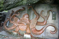 岩屋に祀られた大蛸