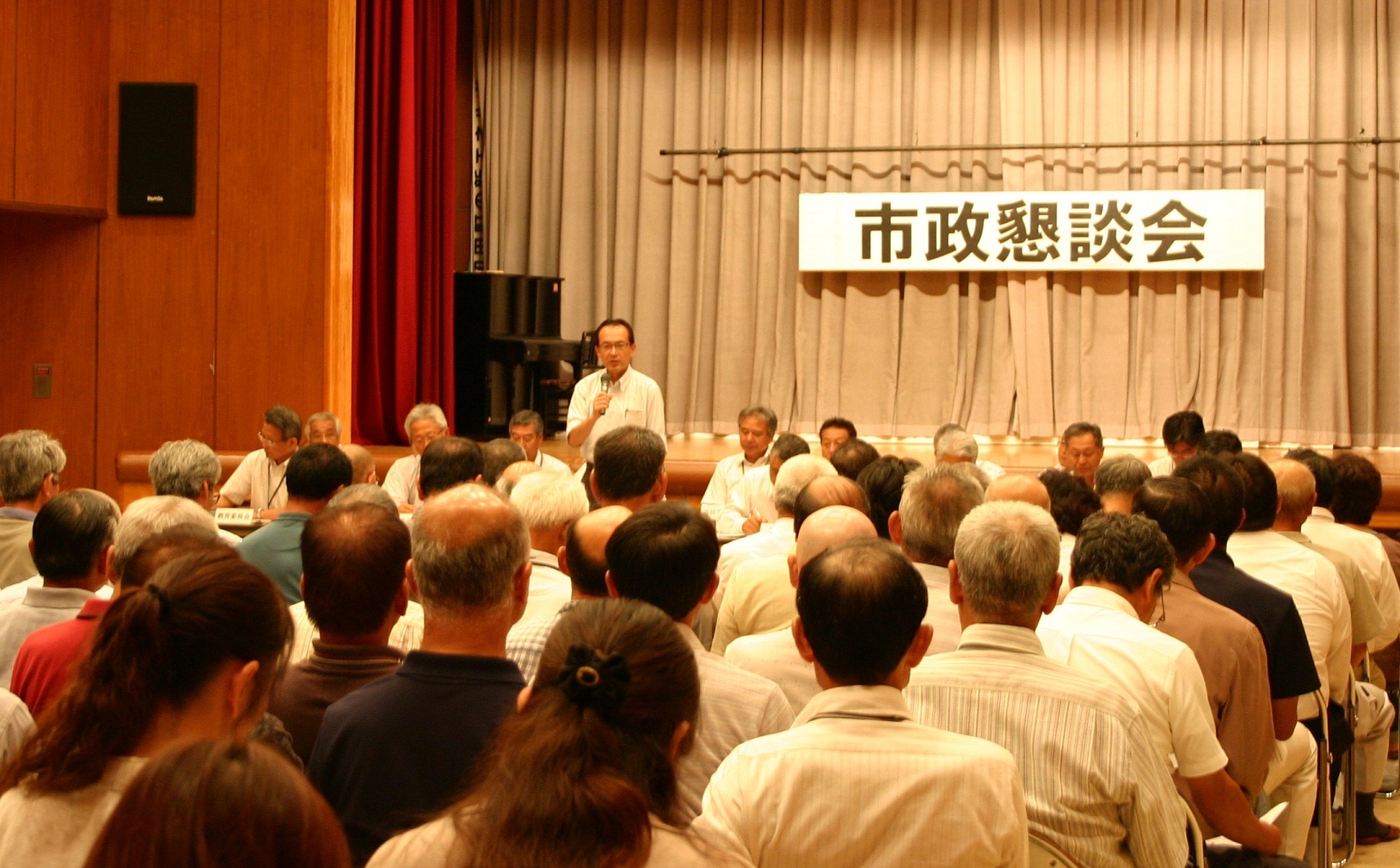 和田地区の市政懇談会で説明をする市長