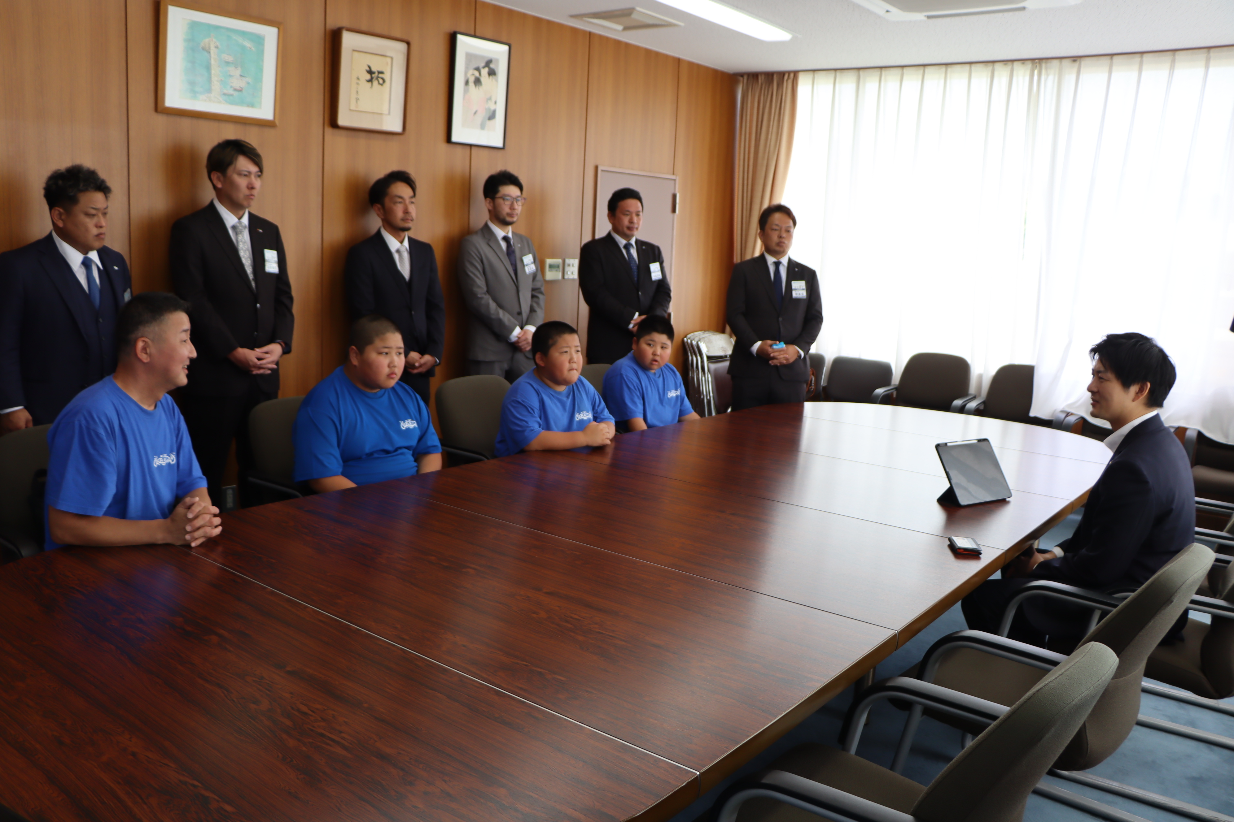 市長と選手が会話している様子