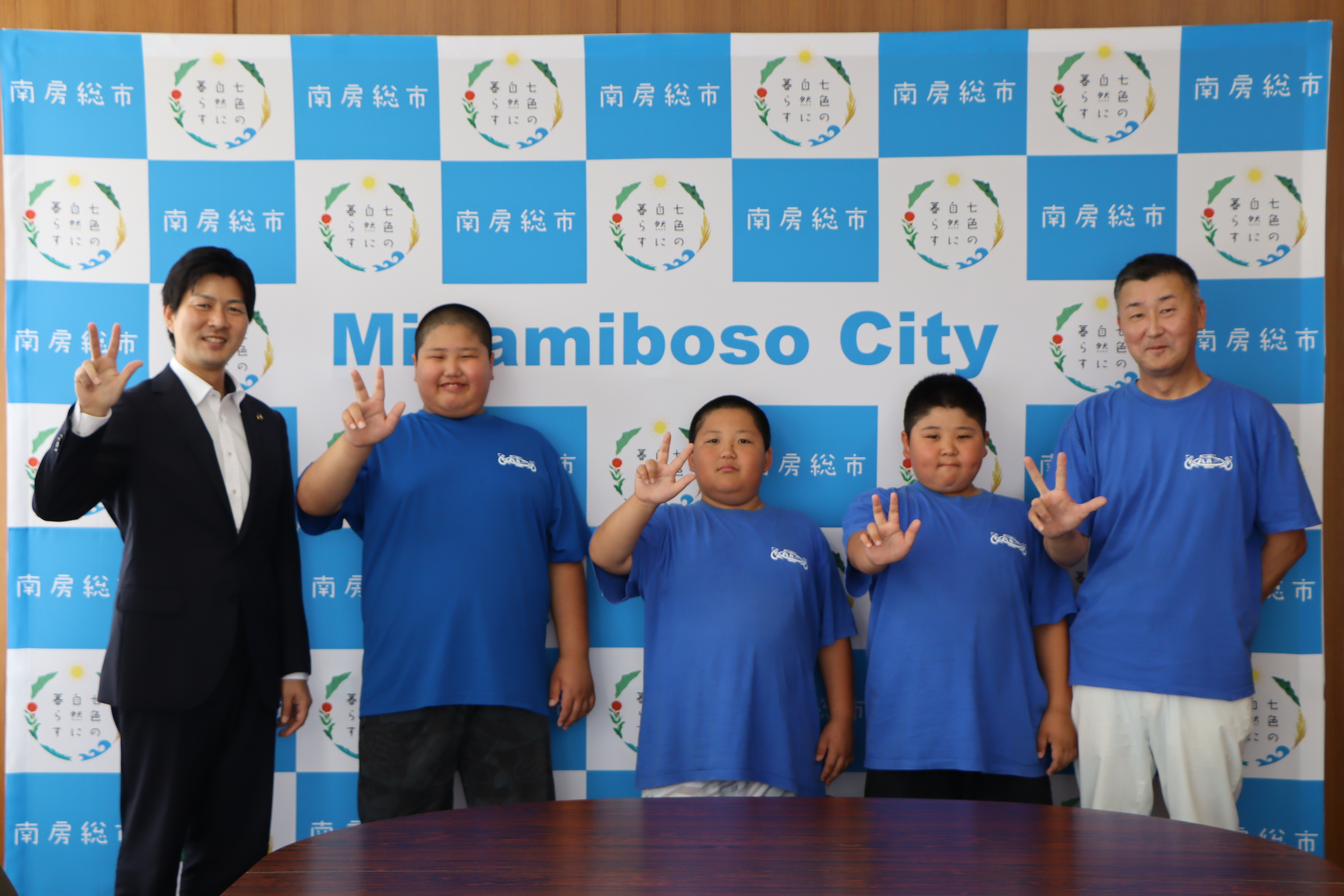 市長と選手の記念写真
